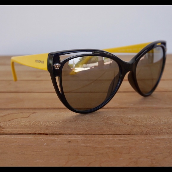 VERSACE sunglasses. - Picture 2 of 5